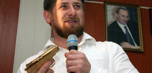Ramzan Kadyrov se svou slavnou zlatou pistolí.