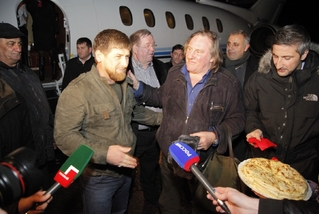Čečenský vůdce vítá v Grozném francouzského herce Depardieua (únor 2013).
