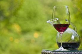 Rada, že červené víno se servíruje při pokojové tradici, byla pravdivá v dobách, kdy se žilo v chladnějších místnostech.
