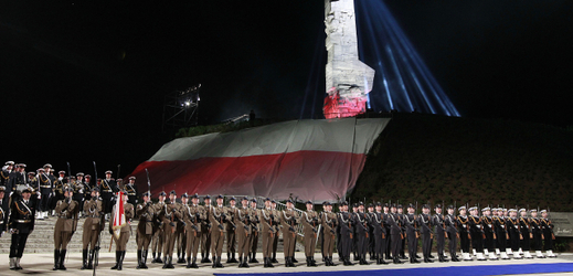 Polské námořnictvo u pomníku padlých Poláků ve Westerplatte