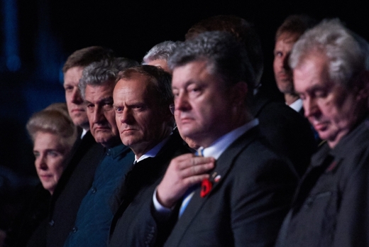 Zprava: český prezident Miloš Zeman, ukrajinský prezident Petro Porošenko a předseda Evropské rady Donald Tusk.
