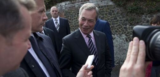 Podle předvolebních slibů by měl Nigel Farage rezignovat.