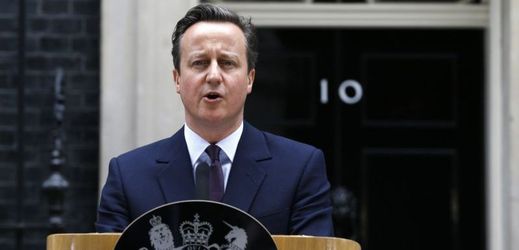 David Cameron může zůstat v Downing Street 10 a říká, že referendum bude.