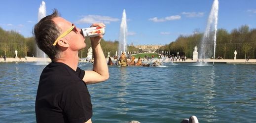 Dominik Hašek bere Smartyho všude s sebou. Tady ho například hrdě pije ve Francii.