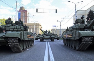 Ukrajinské tanky v průvodu při oslavách v Doněcku.