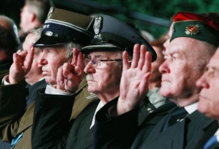 Polští veteráni salutují.