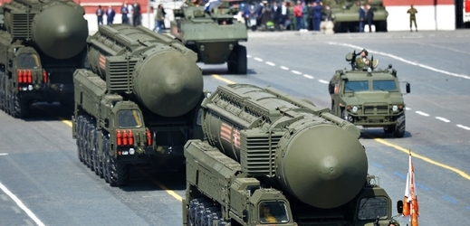 Moskva oslavuje historii i mezikontinentálními střelami RS-24.