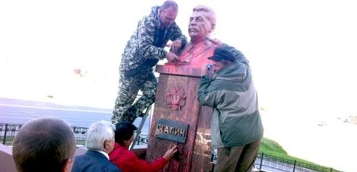 Stalinovu bustu údajně polila žena růžovou barvou dne 8. května.