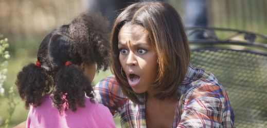 Michelle Obama při objímání dívenky na zahradě Bílého domu.