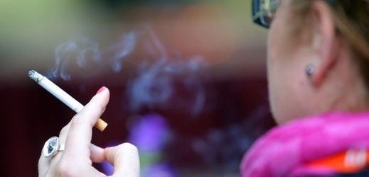 Navrhovaný protikuřácký zákon umožní obcím zakázat lidem zapálit si cigaretu prakticky kdekoli.