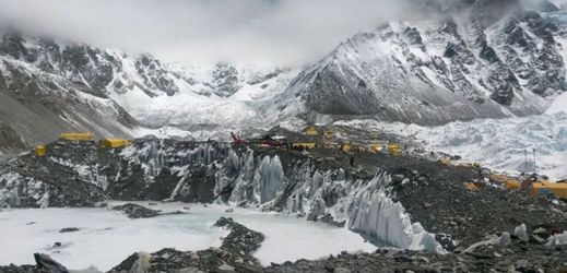 Evakuace základního tábora na Mount Everestu po zemětřesení, které strhlo lavinu, jež zabila devatenáct lidí.