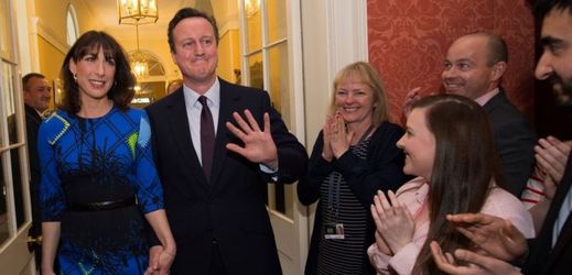 Cameron s manželkou dostávají potlesk od zaměstnanců po příchodu do Downing Street 10.