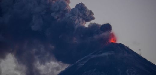 Nejvyšší kamčatská sopka Ključevskaja při erupci v roce 2013.