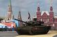 Nový ruský tank T-14 Armata při přehlídce. Dva dny před grandiózní akcí při generálce jednomu z tanků selhal motor a zastavil se uprostřed náměstí.