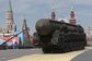Ruská mezikontinentální střela Yars hrdě se producírující po Rudém náměstí.
