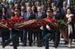 Státníci kráčející k hrobu neznámého vojína, aby tam mohli položit rudé karafiáty. Zprava: čínská první dáma Peng Liyuan, čínský prezident Si Šin-ping, ruský prezident Vladimir Putin, kazašský prezident Nursultan Nazarbajev a venezuelský prezident Nicolás Maduro.