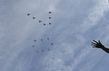 Stíhačky letící ve formaci čísla 70, které symbolizuje sedmdesát let od konce války.