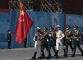 Příslušníci čínské armády hrdě nesoucí čínskou vlajku.