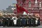 Pochodující čínská armáda na Rudém náměstí. Čínský prezident seděl na tribuně na čestném místě vedle Putina.