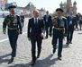 Vladimir Putin hrdě kráčející přes Rudé náměstí.