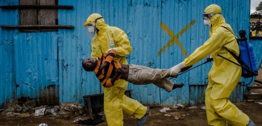 Foto, které dostalo Pulitzerovu cenu, zachycující nakaženého chlapce odnášeného do centra pro léčbu eboly.
