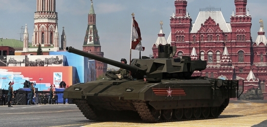 Nový ruský tank Armata byl tahákem vojenské přehlídky na Rudém náměstí.