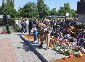 U pomníku sovětských vojáků na čestném vojenském pohřebišti pokládali lidé věnce a květiny.