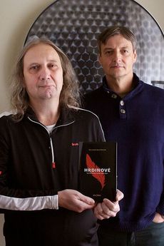Oba autoři s knihou. Vydavatel Marek Pečenka vlevo.