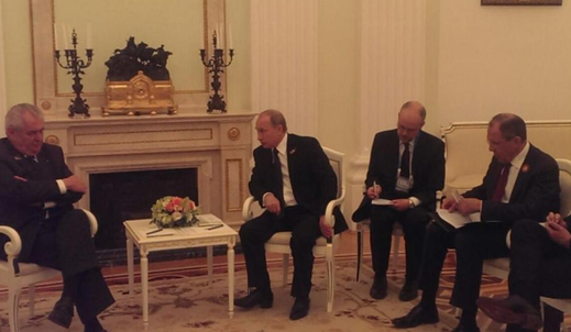Prezident Miloš Zeman při jednání se svým ruským protějškem Vladimírem Putinem, snímek pořídil Zemanův mluvčí Jiří Ovčáček.
