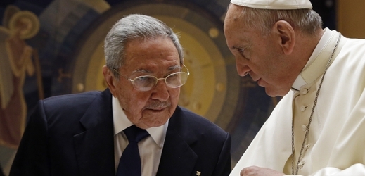 Kubánský prezident Raúl Castro (vlevo) a papež František.