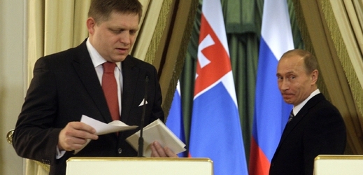 Slovenský premiér Robert Fico (vlevo) a ruský prezident Vladimir Putin.