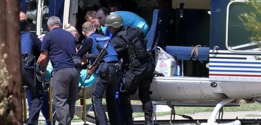 Na předměstí severomakedonského města Kumanovo policisté odnášejí do vrtulníku zraněné po sobotním policejním zásahu proti ozbrojencům. Podle úřadů skupina připravovala útoky na makedonské státní instituce.