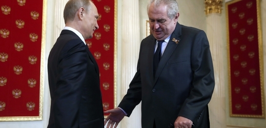 Ruský prezident Vladimir Putin (vlevo) a český prezident Miloš Zeman.