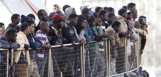 Lybijští běženci na lodi u Sicílie v Itálii.