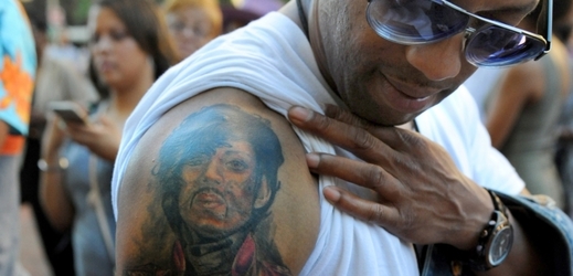 Fanoušek Prince, který zavítal na jeho koncert ukazuje tetování, na kterém je vyobrazen jeho hudební idol.