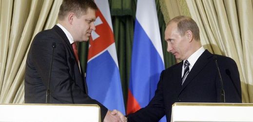 Slovenský premiér Robert Fico (vlevo) a ruský prezident Vladimir Putin.