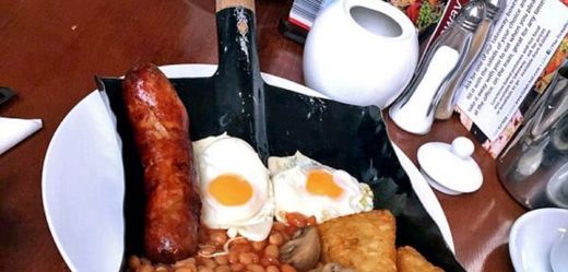 Snídani na lopatě podávají v restauraci na anglickém ostrově Man.