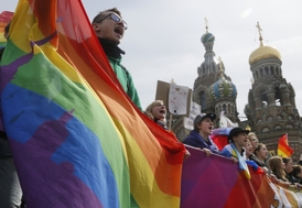 Aktivisté v Petrohradě demonstrují za práva homosexuálů.