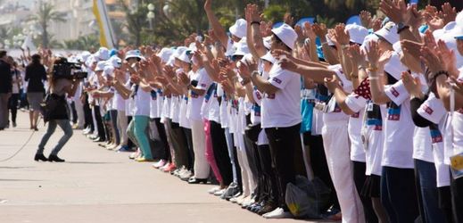 Zaměstnanci na konci dovolené utvořili na promenádě v Nice gigantický nápis, který se zapsal do Guinnessovy knihy rekordů.