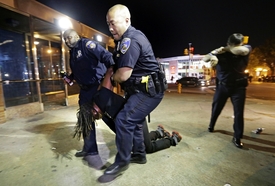 Baltimorská policie si s černochy v ghettu moc nerozumí, i když má většina příslušníků taky černou pleť.
