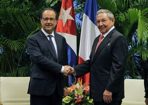 Francouzský prezident Francois Hollande (vlevo) a kubánský prezident Raúl Castro.