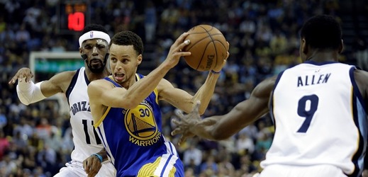 Nejužitečnější hráč této sezony NBA Stephen Curry dovedl 33 body basketbalisty Golden State k výhře na palubovce Memphisu 101:84.