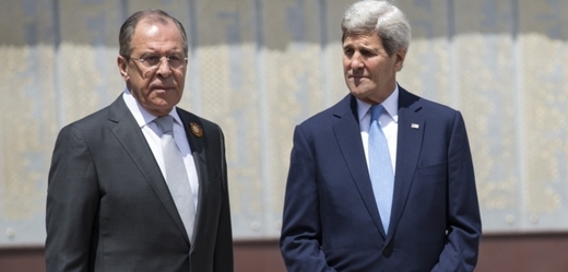 Ruský ministr zahraničí Sergej Lavrov (vlevo) a americký ministr zahraničí John Kerry.