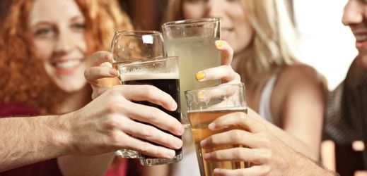 V mnoha zemích OECD se zvýšila míra občasného těžkého a nebezpečného pití alkoholu mezi dětmi. Česká republika dopadla v průzkumu nejhůře.
