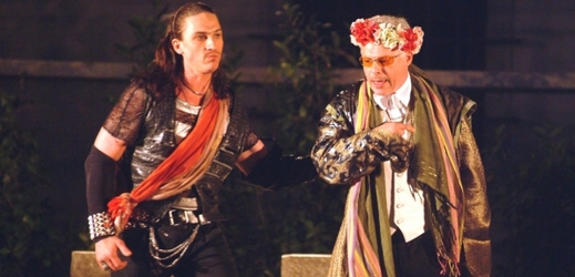 Představení Romeo a Julie v režii Martina Huby na nádvoří brněnského hradu Špilberk (snímek z roku 2004).