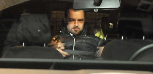 Petr Kramný v policejním autě.