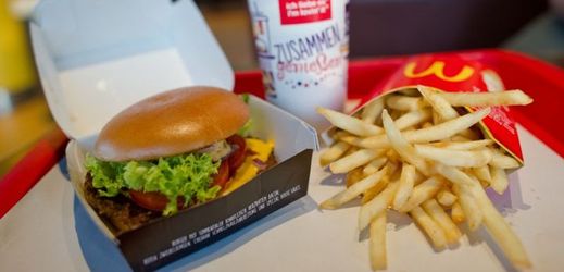 V první McDonald's restauraci nabízeli v jídelním lístku devět položek - hamburgery, hranolky či koktejly.