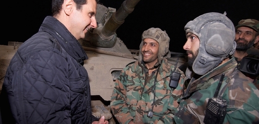 Prezident Asad mezi vojáky.