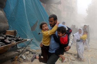 Lidé v Aleppu prchají před bombami svrhávané vládními jednotkami.