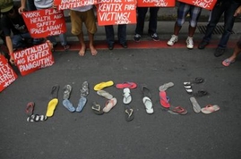 Ve filipínské továrně na gumovou obuv došlo k tragickému požáru.